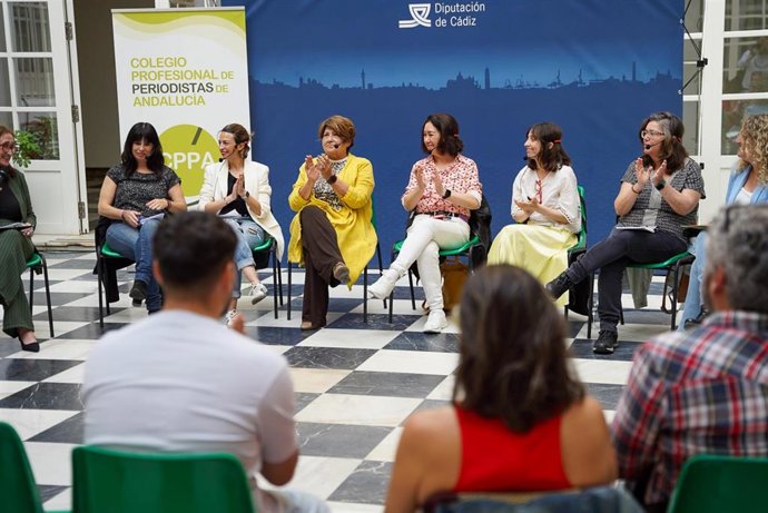 Un instante de 'Las Tertulias de La Pensadora', celebrada en la Diputación de Cádiz a iniciativa del Colegio de Periodistas de Andalucía