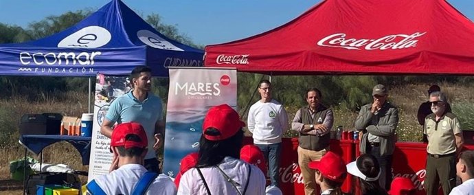 Escolares del CEIP Al-Andalus de Huelva participando en la limpieza de costas del Paraje Natural Marismas del Odiel.
