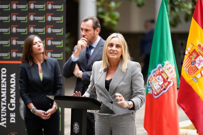 Archivo - El ministro de Transportes y Movilidad Sostenible, Óscar Puente (c); la alcaldesa de Granada, Marifrán Carazo (d); y la consejera de Fomento, Articulación del Territorio y Vivienda, Rocío Díaz (i), en imagen de archivo el pasado octubre en el Ay