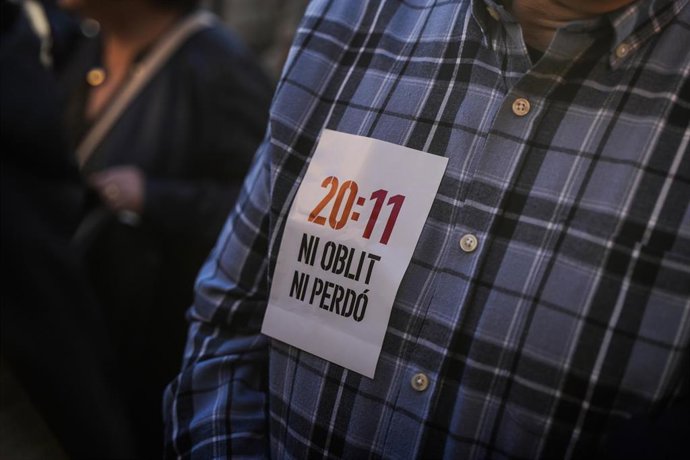 Archivo - Una persona con una pegatina en la camisa, durante la sexta manifestación ciudadana con el lema 'Mazón dimissió', en la Plaza del Ayuntamiento de València, a 29 de marzo de 2025 (ARCHIVO)
