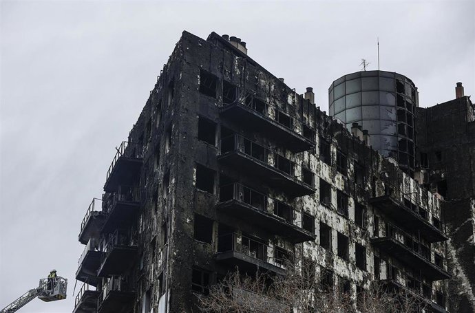Archivo - Imagen del edificio de Campanar arrasado por el fuego el pasado año. 