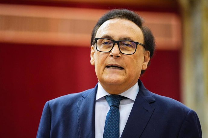 El consejero de Universidad, Investigación e Innovación, José Carlos Gómez Villamandos, durante la sesión de Pleno en el Parlamento de Andalucía.