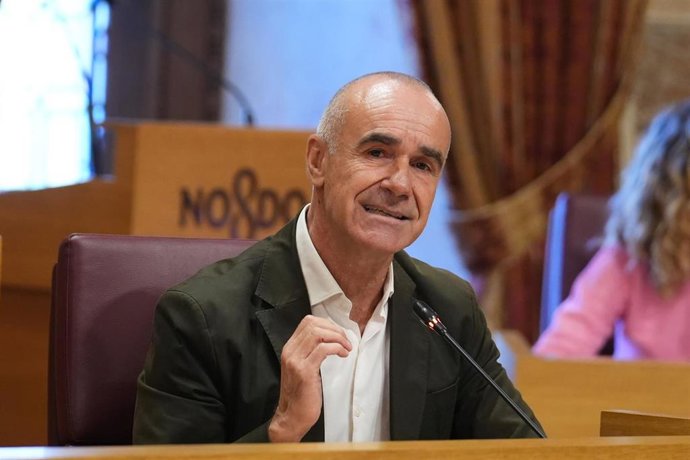 Archivo - El concejal Antonio Muñoz, durante la sesión de Pleno ordinario del Ayuntamiento de Sevilla (imagen de archivo)