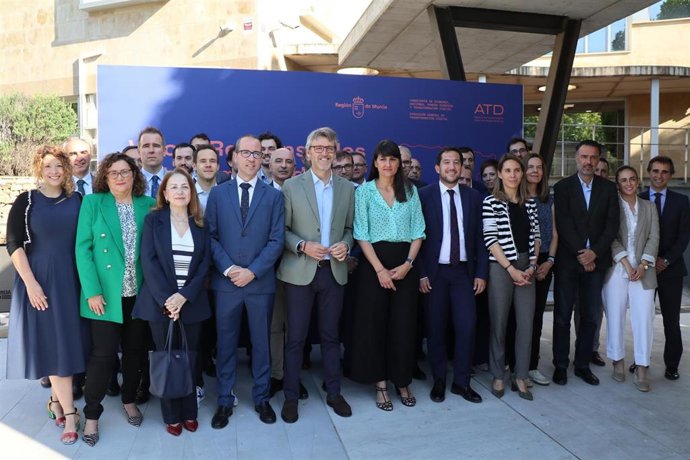 Foto de familia de los participantes en el V Foro de Responsables Autonómicos en Digitalización