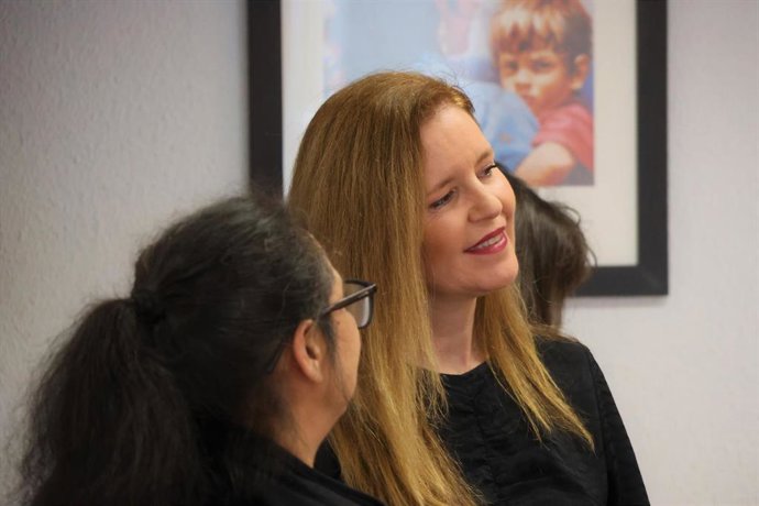 Archivo - La consejera de Familia, Juventud y Asuntos Sociales, Ana Dávila, durante su visita a la Fundación Secretariado Gitano, en Madrid, el 7 de abril de 2025.