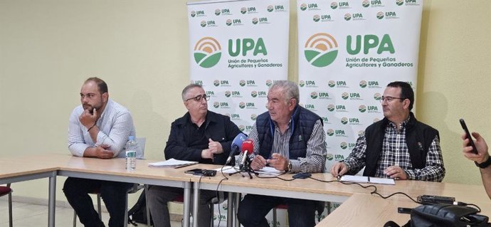 El secretario general de Agricultura de UPA, Ignacio Huertas (segundo por la izq), junto al secretario regional de UPA, Aurelio Gonzále (tercero por izq), en rueda de prensa en Valladolid