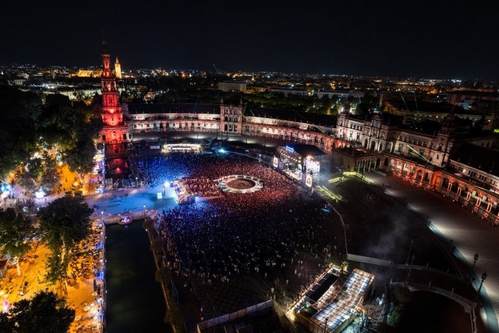 Festival Icónica en la Plaza de España.