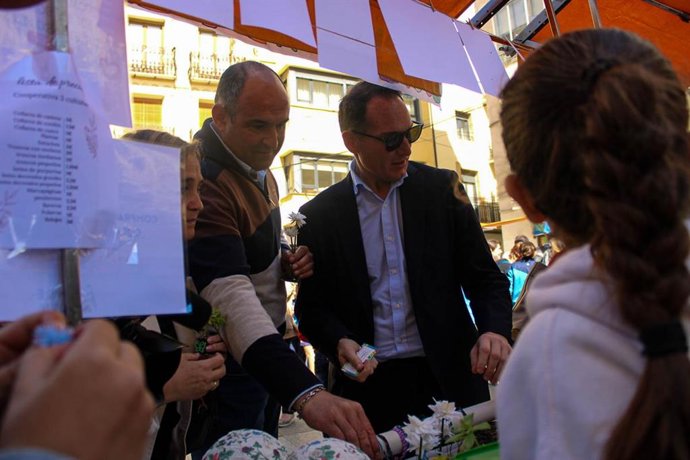 Representantes de las instituciones en los puestos de Emprender en Mi Escuela en Soria.
