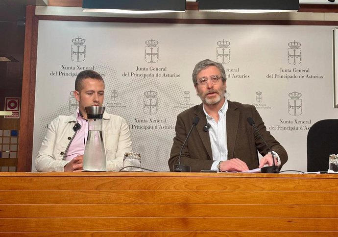 El diputado de Vox en la JGPA, Javier Jové, acompañado por un vecino de Caso, Andrés Prieto.