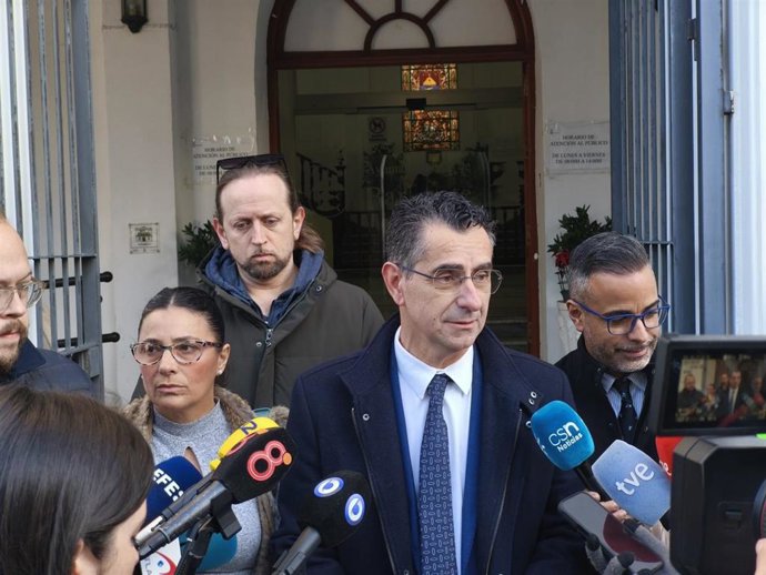 Archivo - El alcalde de Barbate, Miguel Molina, atiende a los medios tras el minuto de silencio por los dos guardias civiles fallecidos hace un año
