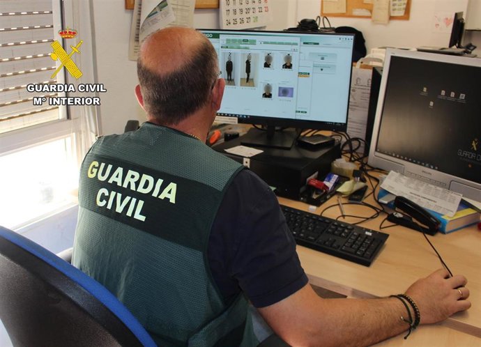 Un agente de la Guardia Civil frente a un ordenador