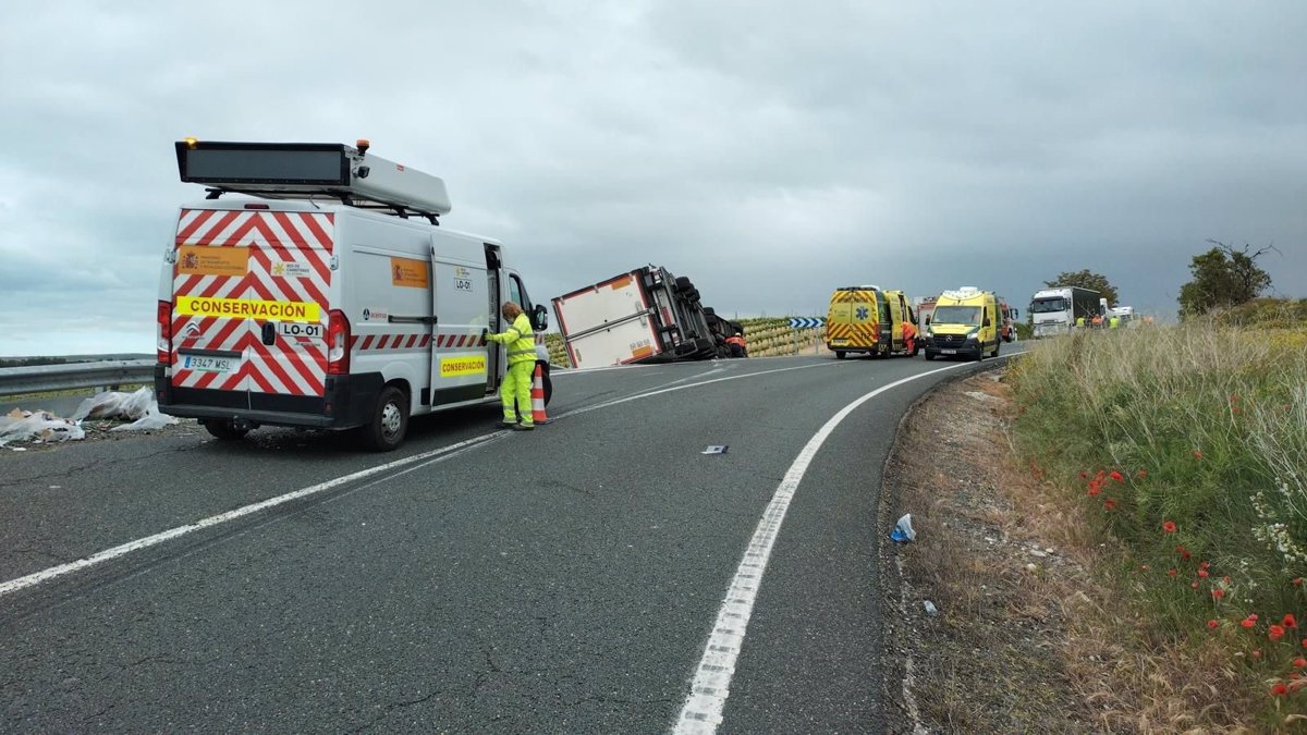 Ya está abierta al tráfico la N-232 en Fonzaleche, cortada esta mañana por un accidente que ha implicado a dos camiones