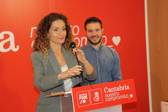 La portavoz del PSOE, Ainoa Quiñones, y el secretario general de Juventudes Socialistas, Fran Cano, en rueda de prensa