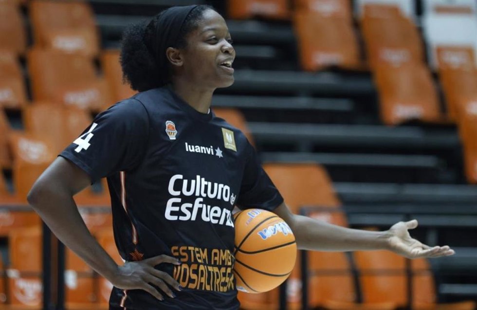 La estadounidense Nadia Fingall antes de un encuentro con Valencia Basket