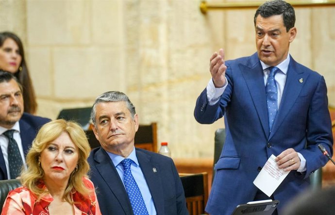 El presidente de la Junta de Andalucía, Juanma Moreno, este jueves en el Pleno del Parlamento.