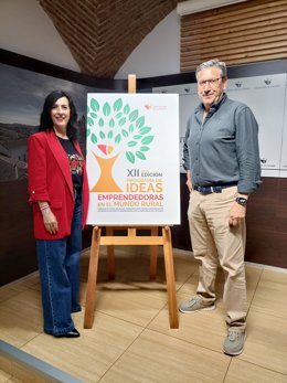 La viepresidenta Primera de la Diputación de Cáceres, Esther Gutiérrez, y el responsable de los Premio PIE Javier Luna