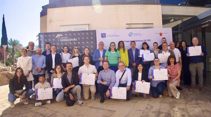 La directora general de Competitividad y Calidad Turísticas, Eva Reverte, con los alcaldes, concejales y representantes de las empresas y servicios reconocidos.