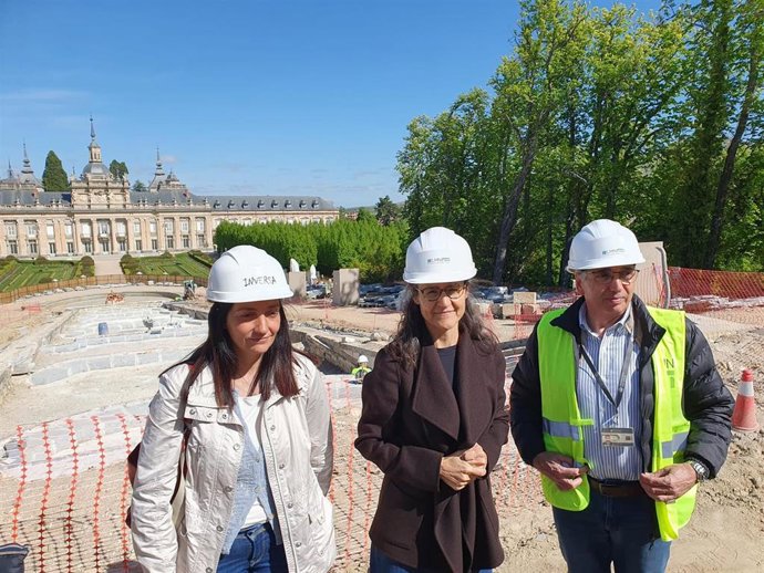 La arqueóloga Elena Rosado, la arquitecta de Patrimonio Nacional, María Corzo, y el arquitecto Alberto Fernández, ante la obra de la Fuente de la Cascada.