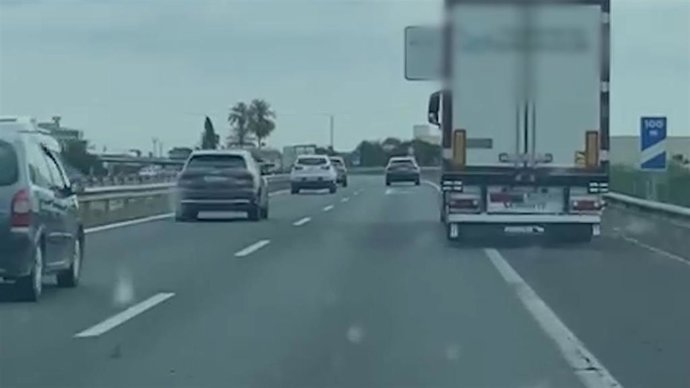 Imagen del camión invadiendo el arcen de la autovía A-7