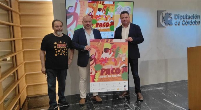 Duque (centro), entre Soto y García, muestra el cartel del Festival 'PACO' de Montemayor.
