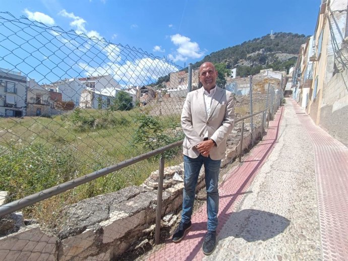 El concejal José María Cano junto a la parcela cedida para residencia universitaria