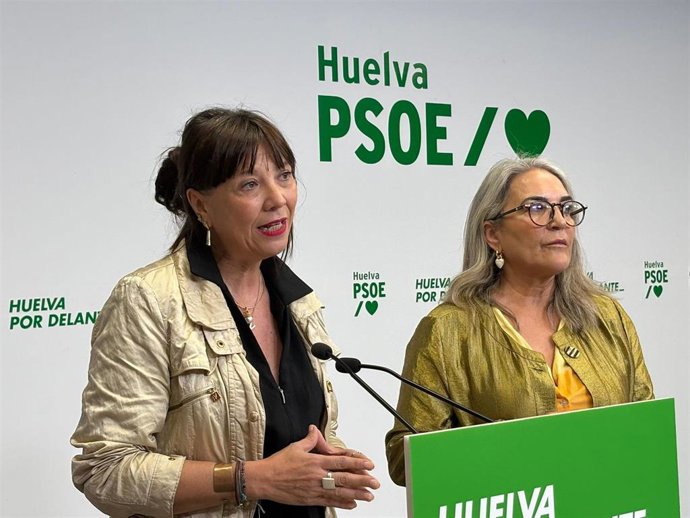 La secretaria de Agricultura, Ganadería y Políticas del Mar del PSOE-A, Victoria Fernández, en rueda de prensa en Huelva antes de mantener una reunión de trabajo con alcaldes de la provincia.