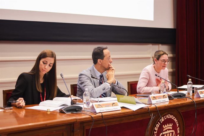 La profesora de Derecho Procesal en la URV, Roser Casanovas; el catedrático de Derecho Procesal en la UPF, Joan Picó i Junoy, y la magistrada del Juzgado Mercantil 3 de Barcelona Berta Pellicer Ortiz en el VI Congreso de Prueba Judicial