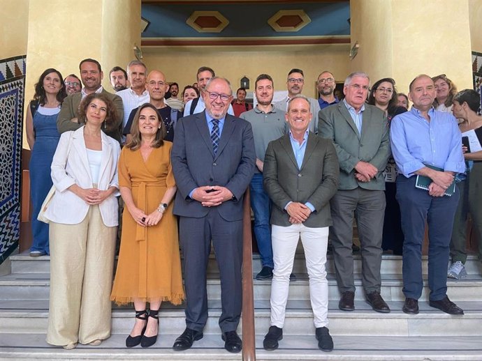 Torrralbo y Martínez (centro, delante), en la clausura de las jorndas en el Rectorado de la UCO.