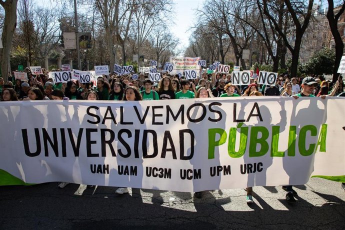 Archivo - Centenares de personas durante una manifestación por la educación pública, a 23 de febrero de 2025, en Madrid (España). 