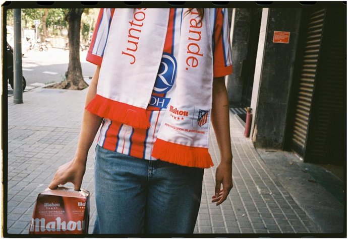 Ilustración de una aficionada del Atlético de Madrid sosteniendo una caja de cervezas Mahou.