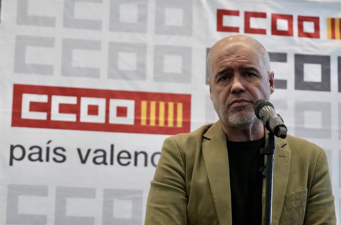 El secretario general de CCOO, Unai Sordo, atiende a los medios en una rueda de prensa en la clausura del XIII Congreso de CCOO PV en Valencia. 