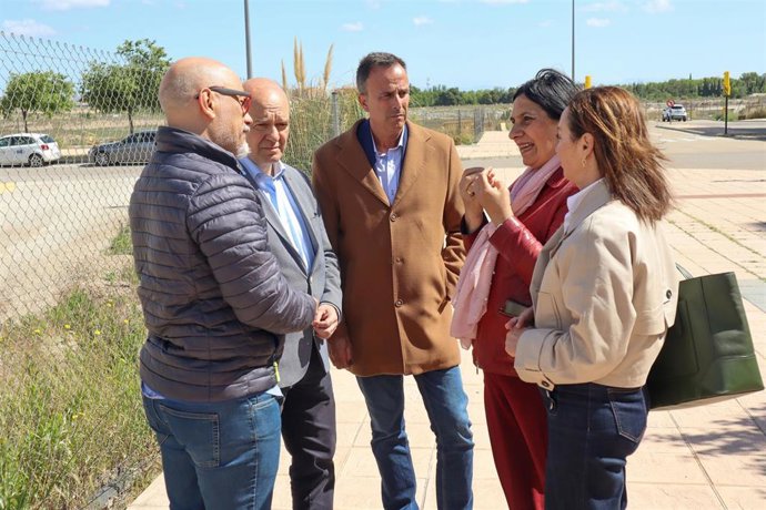 La diputada autonómica de Vox Carmen Rouco y otros miembros de este partido en Arcosur.