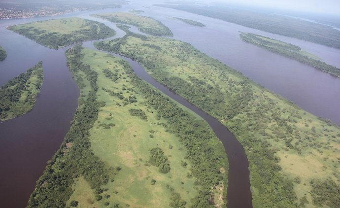 Vista aérea do rio Congo perto de Kisangani