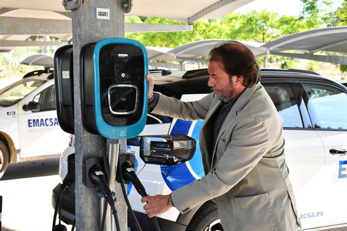 El presidente de Emacsa, Daniel García-Ibarrola, en un punto de recarga de vehículos eléctricos.