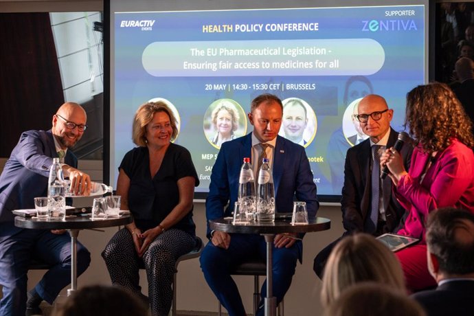 Copyright: Euractiv, 2025 - From left to right: Rainer Becker, Director for Medical Products and Innovation at DG SANTE in the European Commission; Stine Bosse, Member of the European Parliament and Vice-Chair of the SANT Committee; Ondřej Knotek, Member 