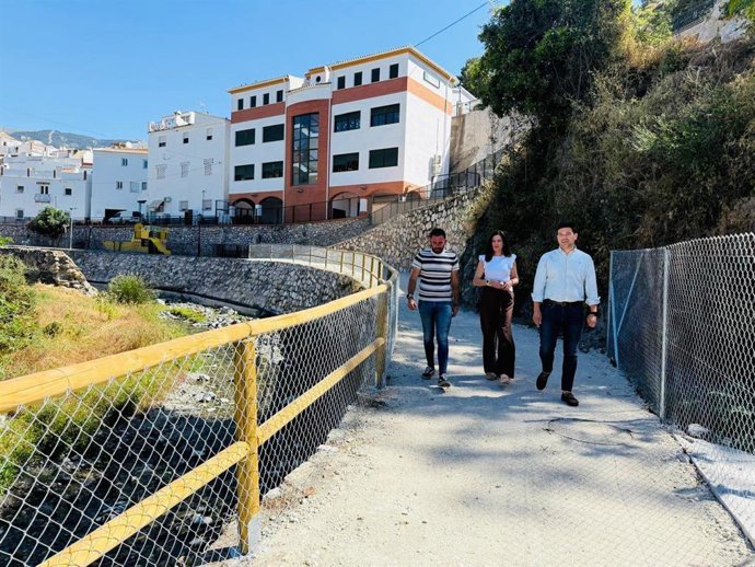 El vicepresidente de Infraestructuras y Territorio Sostenible de la Diputación de Málaga, Cristóbal Ortega, visita junto a la alcaldesa, María del Carmen Moreno, un nuevo tramo del paseo peatonal