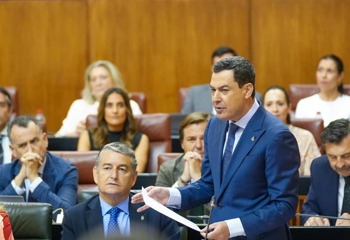 El presidente de la Junta de Andalucía, Juanma Moreno, en el Pleno del Parlamento andaluz.