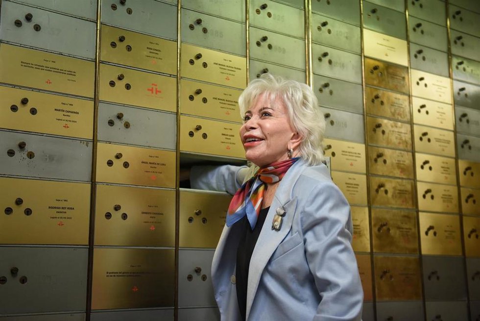 La Caja De Las Letras Del Instituto Cervantes Recibe El Legado De La Escritora Isabel Allende. En Madrid, A 22 De Mayo De 2025