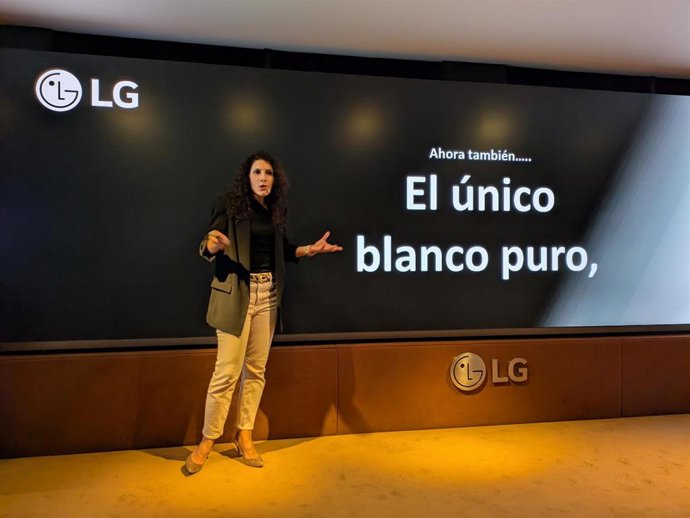 La directora de Marketing de la división de Home Entertainment en LG España, Raquel Gutiérrez, durante la presentación en España de la gama LG OLED 2025
