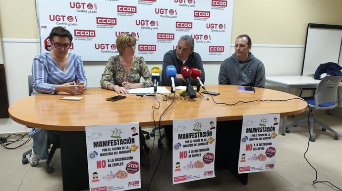 De izda a dcha, Gómez, Pérez, Soria y Sánchez presentan la manifestación de este sábado en Ágreda (Soria).