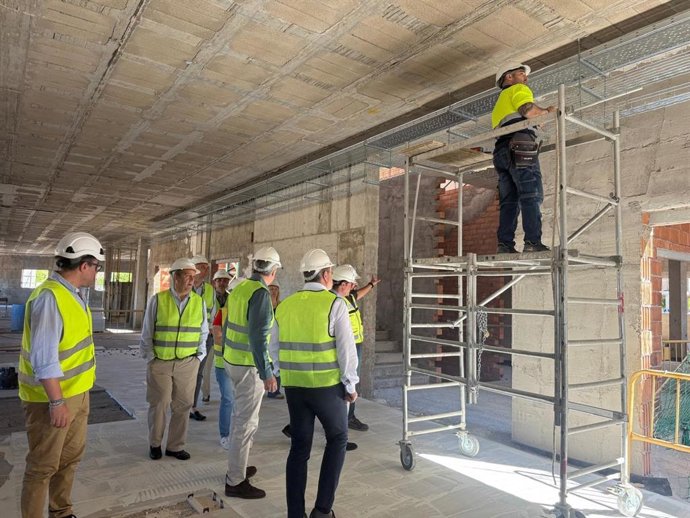 Operarios y responsables técnicos trabajan en las obras del nuevo centro de salud de El Ejido Nordeste (Almería).
