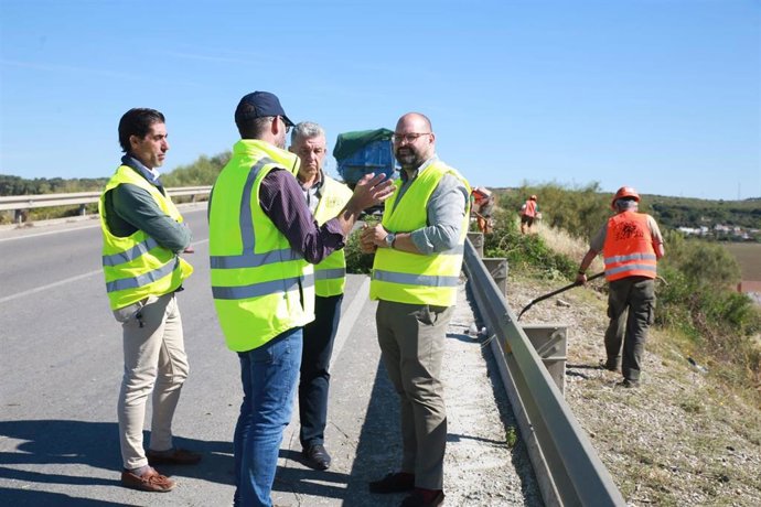 El responsable del Área de Cooperación de la Diputación de Cádiz, Javier Bello, supervisa tareas de mantenimiento en la CA-3106 de acceso al Poblado de Doña Blanca en El Puerto de Santa María