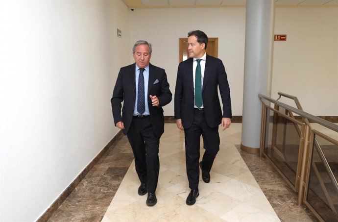 El alcalde de Toledo, Carloz Velázquez, junto al presidente de Cecam, Ángel Nicolás.