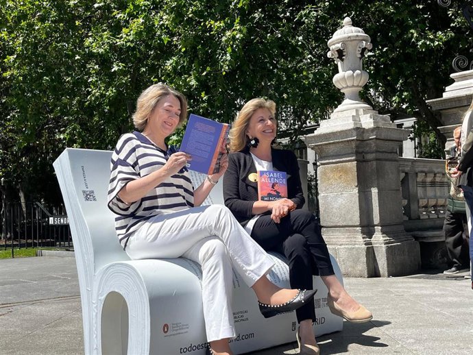 Las delegadas Engracia Hidalgo y Marta Rivera de la Cruz han inaugurado la campaña 'El libro que tienes en tu cabeza' en el banco de Isabel Allende