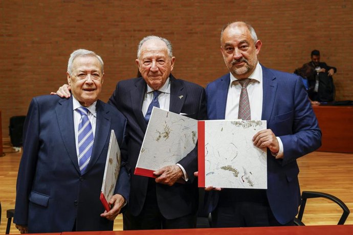 El rector de la Universidad de Castilla-La Mancha (UCLM), Julián Garde, el presidente del Consejo Social de la UCLM, Félix Sanz Roldán, y el presidente de la Fundación Virgen de la Fuensanta, Críspulo Doñoro Molero.