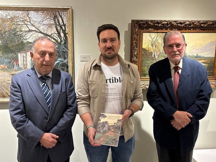 Rivas, en el centro, junto al autor del libro 'Paisajes de Alcalá de Guadaíra en Argentina', Manuel Martín Baeza.