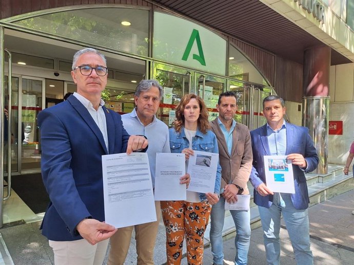 Luis Mariano Camacho (izq) muestra el escrito registrado al Defensor del Pueblo