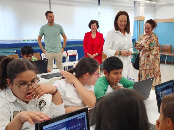 La consejera de Bienestar Social y Familia del Gobierno de Aragón, Carmen Susín, en el CEIP 'Torre Ramona' de Zaragoza.