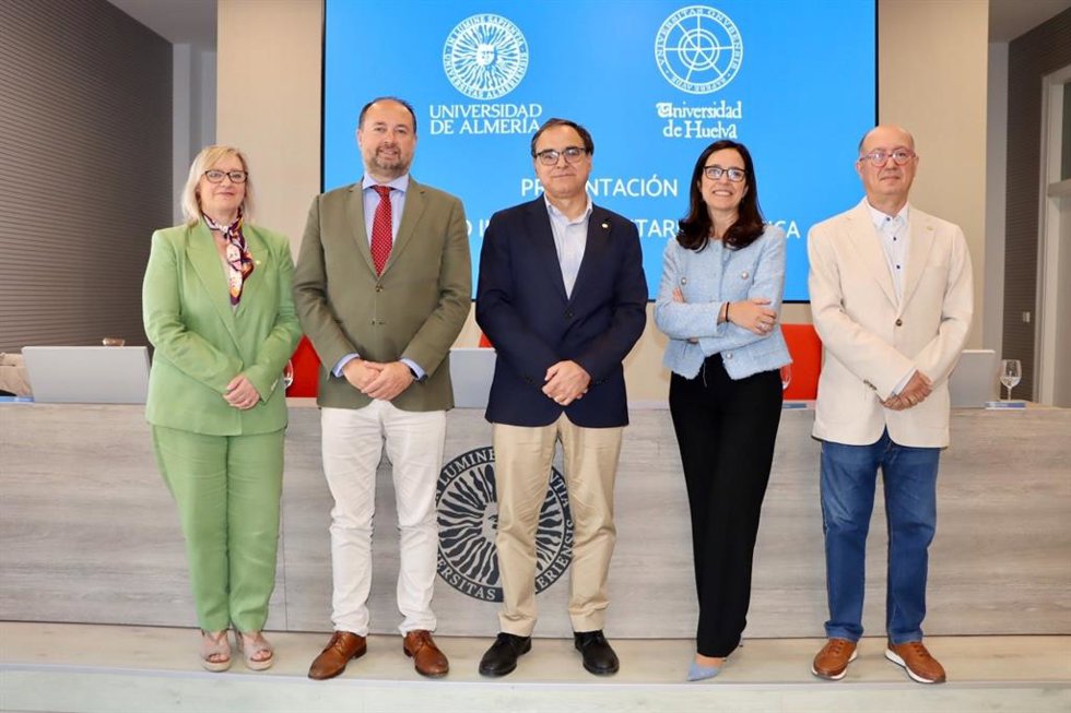 El rector de la UAL, José Joaquín Céspedes, y el secretario general de Universidades de la Junta de Andalucía, Ramón Herrera, junto a otros representantes institucionales, durante la presentación del nuevo grado conjunto en Física.