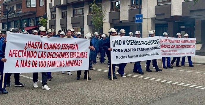 Trabajadores de TyC Narcea se manifiestan en Oviedo contra la paralización de la mina.